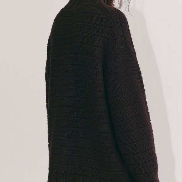 Everlane The Oversized Turtleneck in Luxe Merino in Black, Size X-Small - Picture 2 of 12